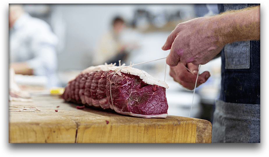 Boucher préparant sa viande - Breton Distribution