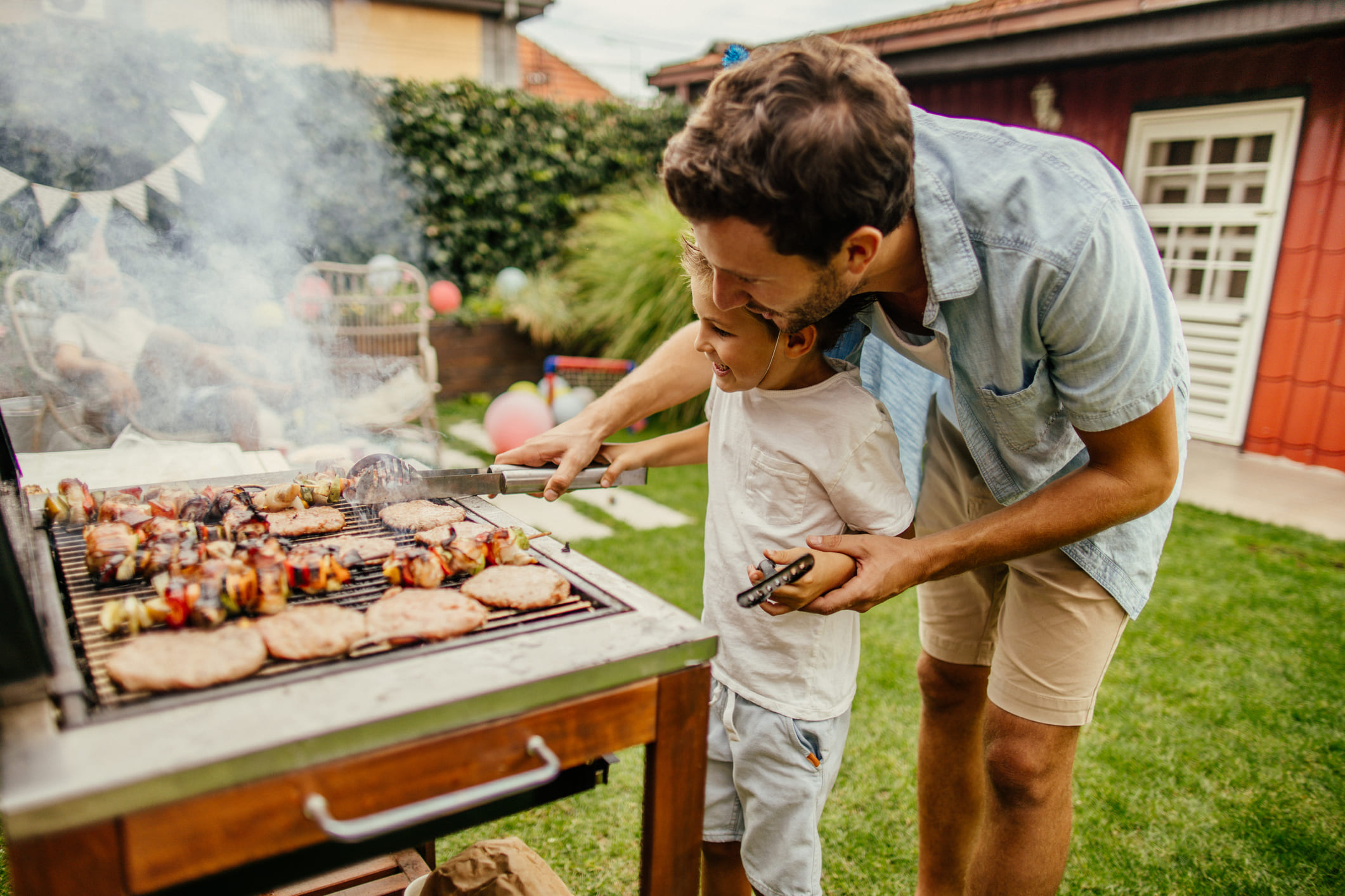 Famille préparant un barbecue